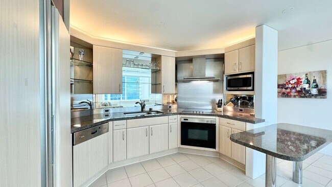 Building Photo - 2 BED/2 BATH FURNISHED UNIT AT HIGHLY DESI...
