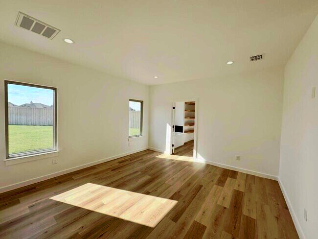 Building Photo - 4912 Jarvis St