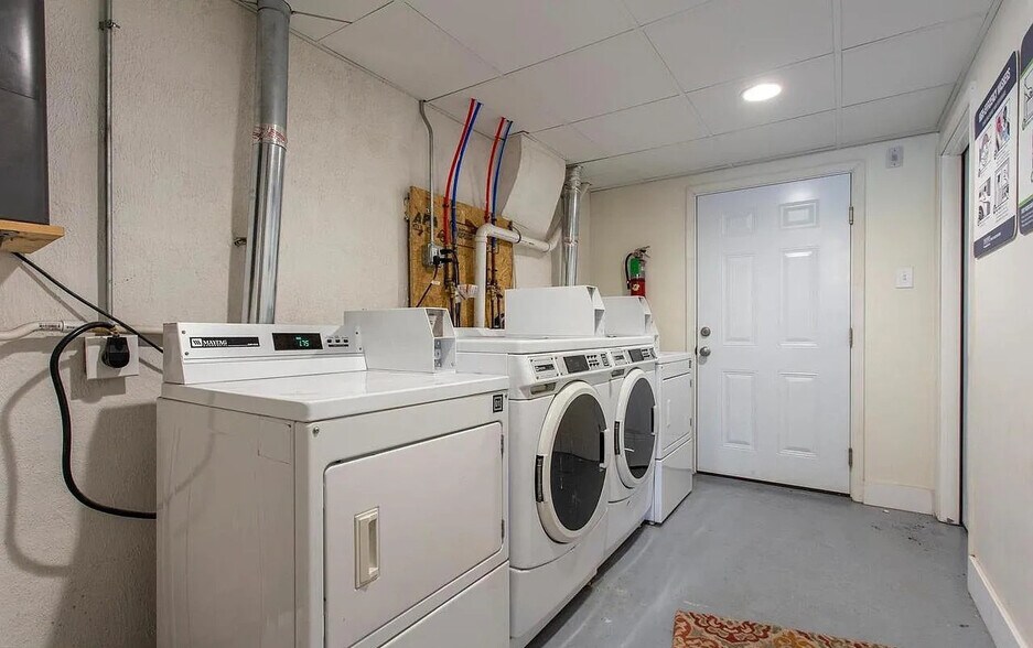 Building Photo - 922 S 49th St
