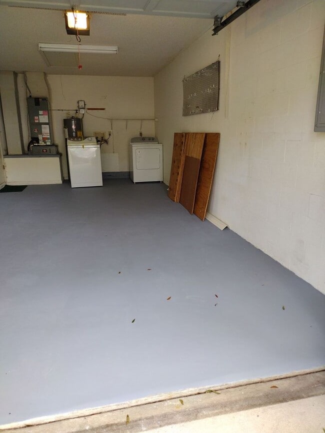 Building Photo - 3 Br. 2 Ba. condo with garage