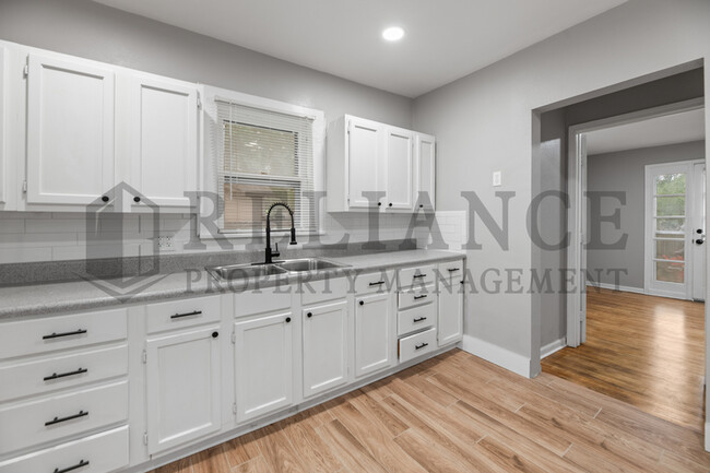 Building Photo - 119 S Custer Ave