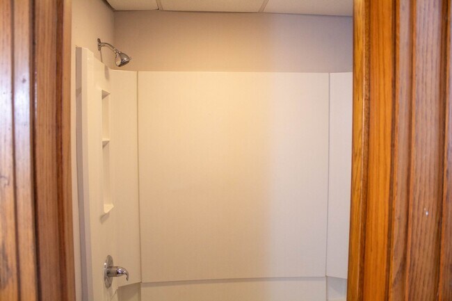 Building Photo - AVAILABLE FOR AUGUST 2026!  Large house ne...