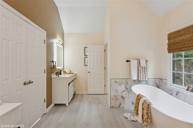 Building Photo - 230 Bluff Oak Dr