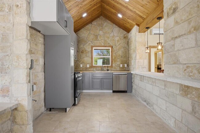 Building Photo - 520 Matzig Cove