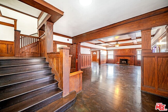 Building Photo - 1404 S Manhattan Pl
