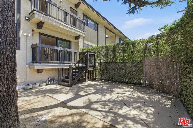 Building Photo - 13025 Moorpark St