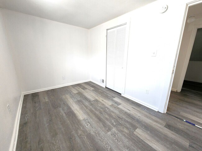 Building Photo - 5 bedroom single family - Available now!