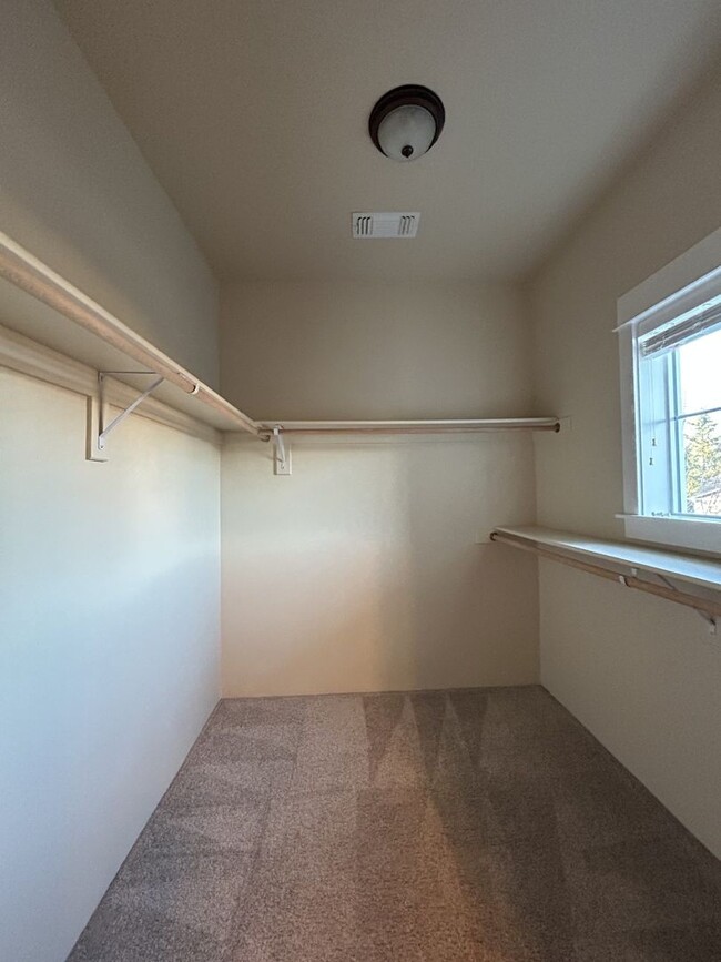 Building Photo - 3 Bedroom 2 Bath Townhome with Attached Ga...