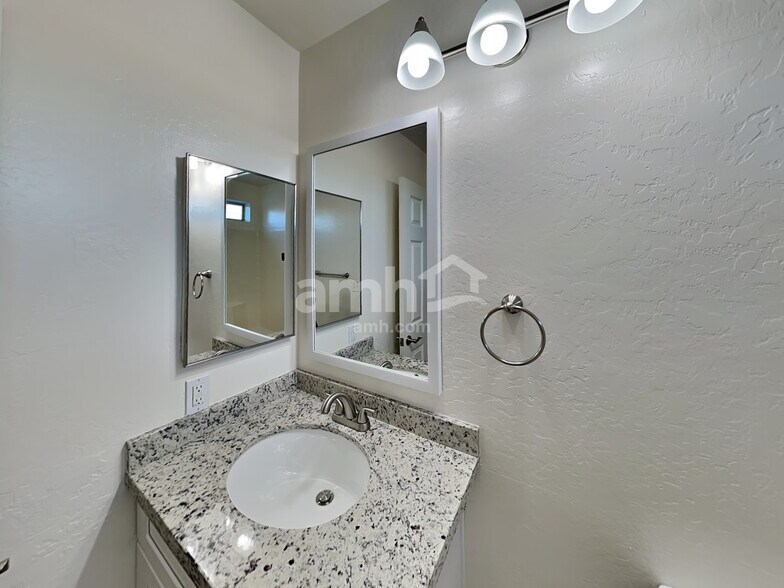 Building Photo - 2315 S Ananea