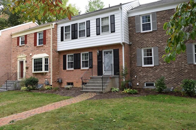 Building Photo - 206 Huntington Ln