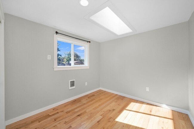 Building Photo - 9th Ct Duplex - AL-2402