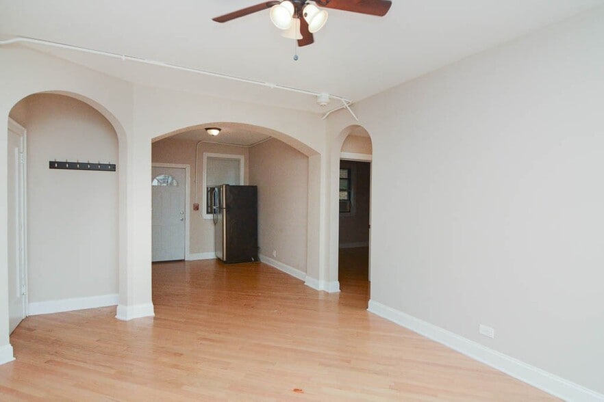 Building Photo - 899 Green Bay Rd