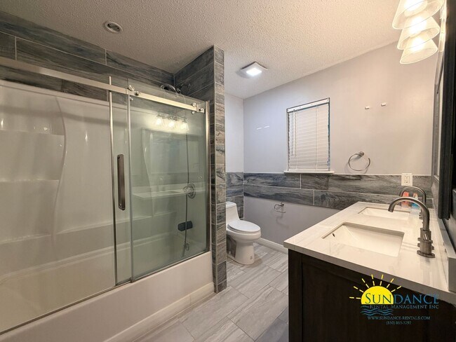 Building Photo - Stunning 3 Bedroom Home in Mary Esther-Near Hurlburt Field AFB!