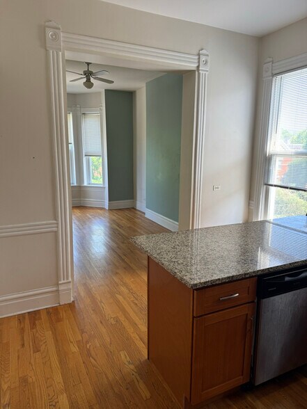 Building Photo - 1456 N Maplewood Ave