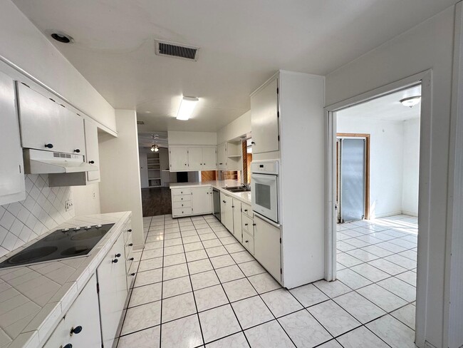 Building Photo - 4 Bed 2.5 Bath!