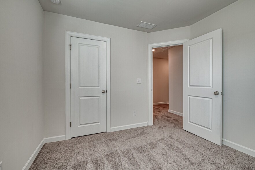 Building Photo - Room in Townhome on Tears Ln