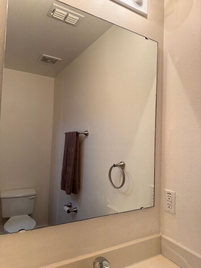 Building Photo - Spacious and Comfortable House for Lease