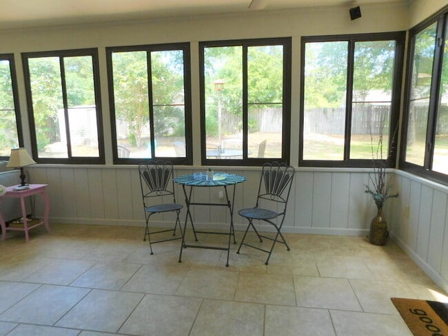 Building Photo - 939 Ridgewood Way