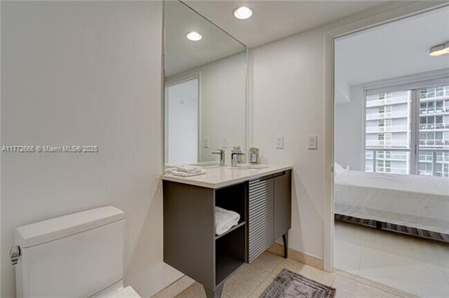 Building Photo - 475 Brickell Ave