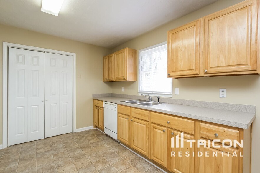 Building Photo - 6471 Chickasaw Dr