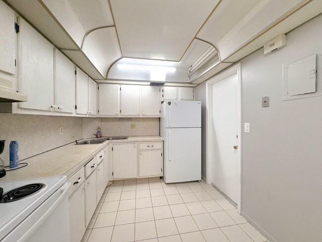 Building Photo - 12 NE 19th Ct