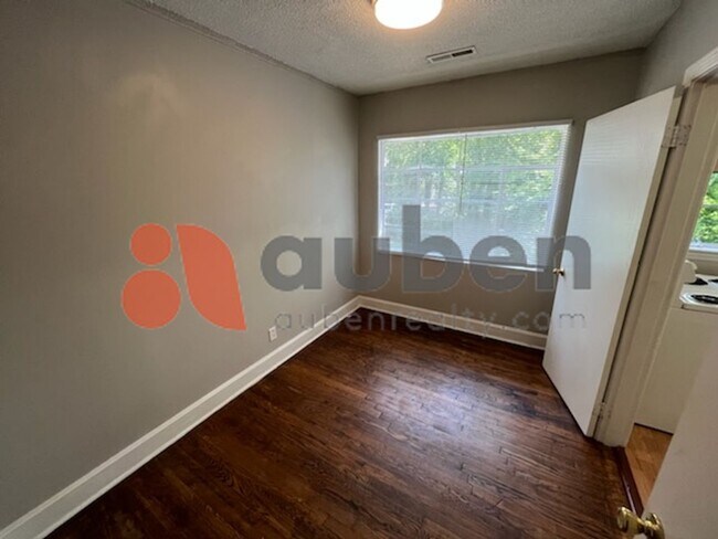 Building Photo - Move in Ready 2BR/1BA with Tons of Charm i...