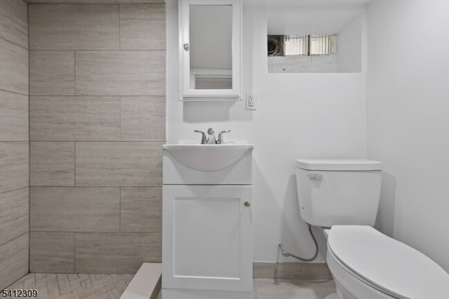 Building Photo - 676 Chestnut St