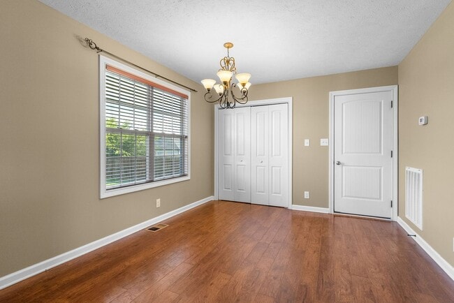 Building Photo - Large, Nice home close to Fort Campbell and Shopping