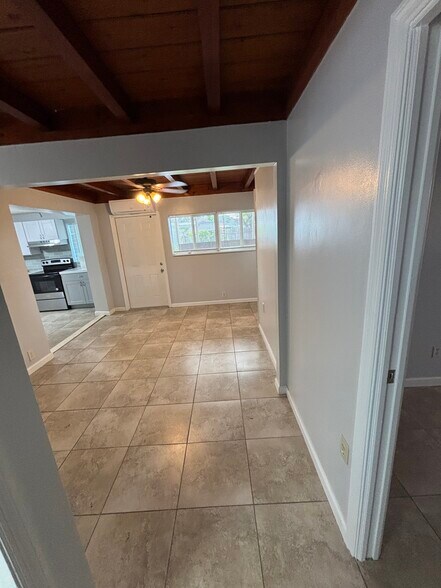 Living room - 5810 Hope St
