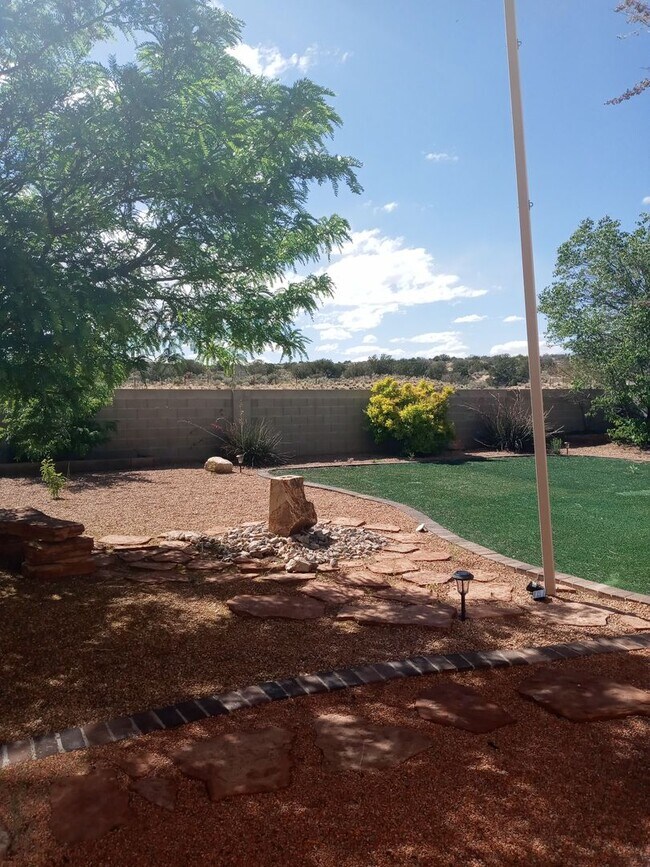 Building Photo - Easy Commute to Los Alamos or Santa Fe