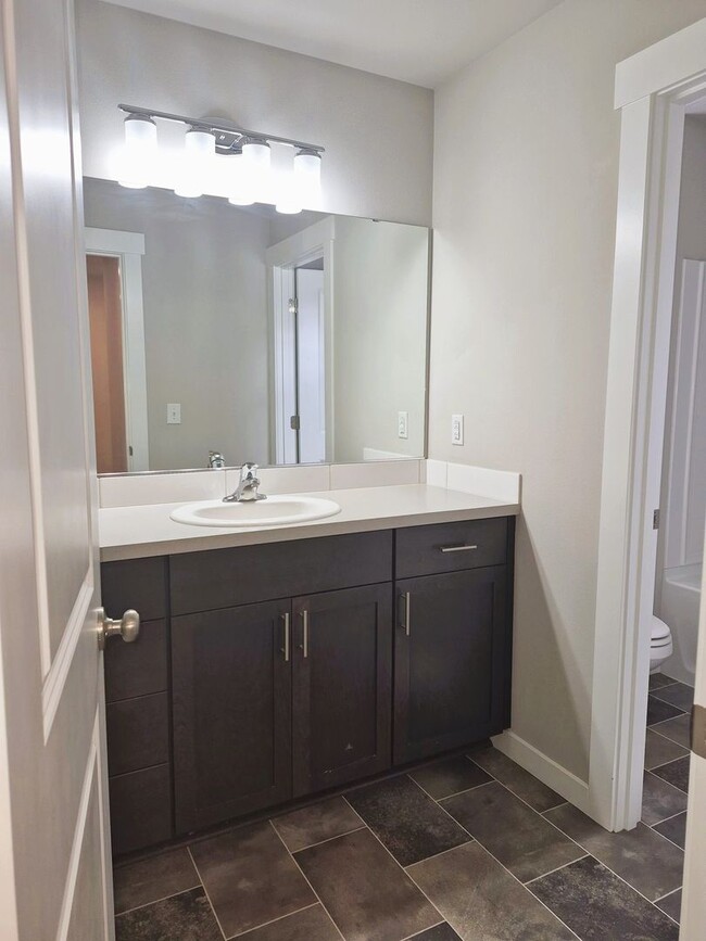 Building Photo - Beautiful 5BD/3BA home located in Rainer Ridge