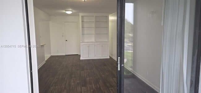 Building Photo - 210 Lake Pointe Dr