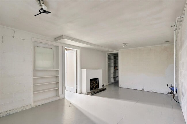 Building Photo - 2 BED / 1 BATH HOUSE NEAR CAMPUS W/ CHARMI...