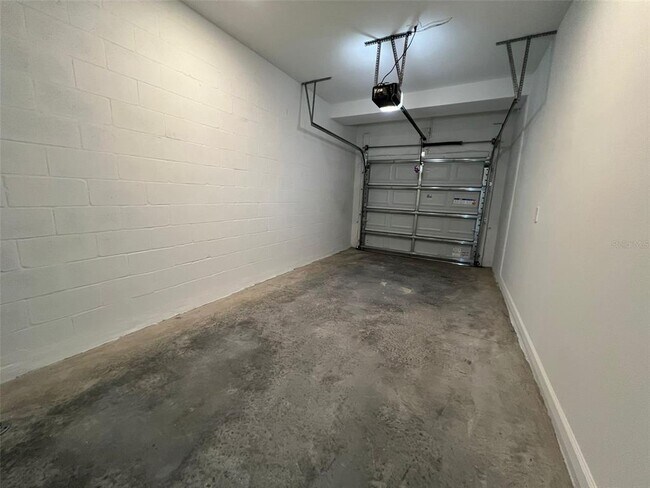 Building Photo - 3066 Chantilly Dr
