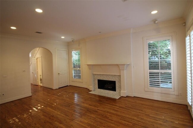 Building Photo - 1816 Devonshire Crescent