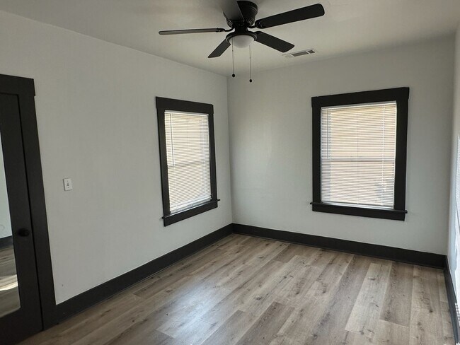Building Photo - 855-856 Court/Cypress Duplex
