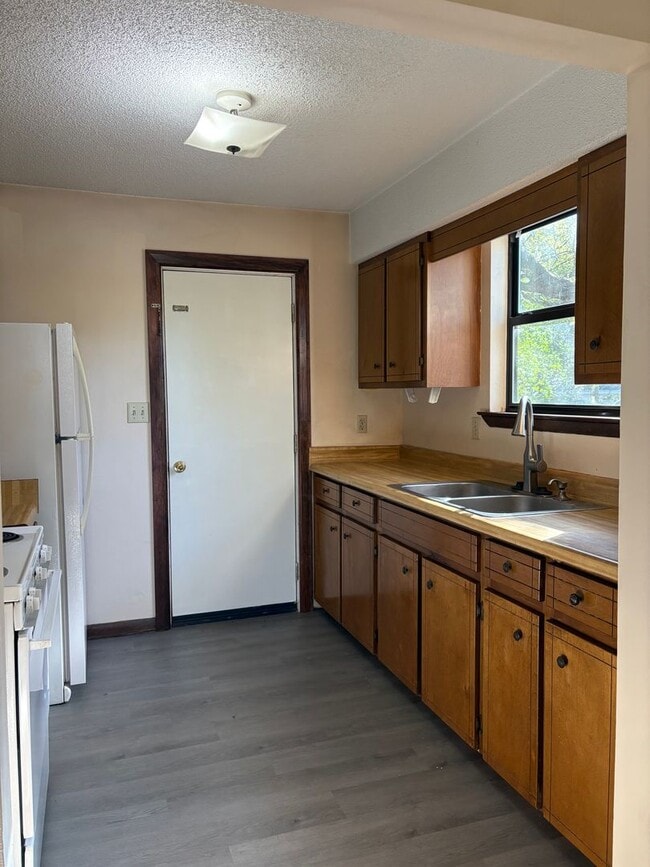 Building Photo - Quaint 2 Bedroom Duplex in Niceville!