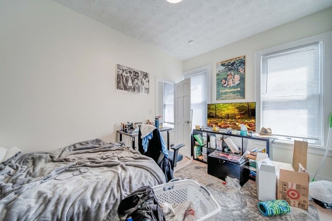 Building Photo - Massive Newly Renovated 11-Bedroom House o...