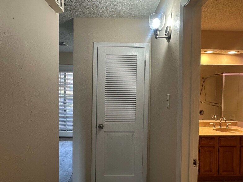 Hallway - 1909 Chasewood Cir
