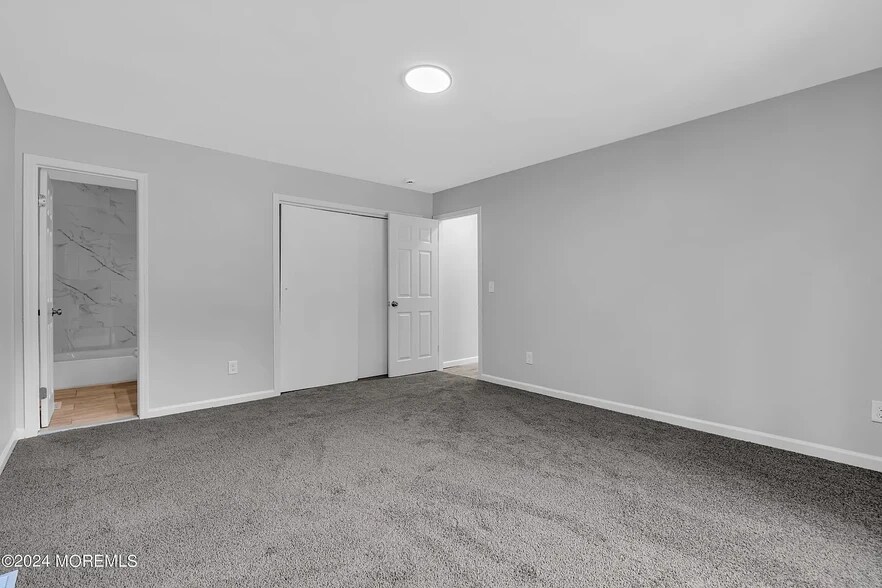 Building Photo - 916 W Commodore Blvd