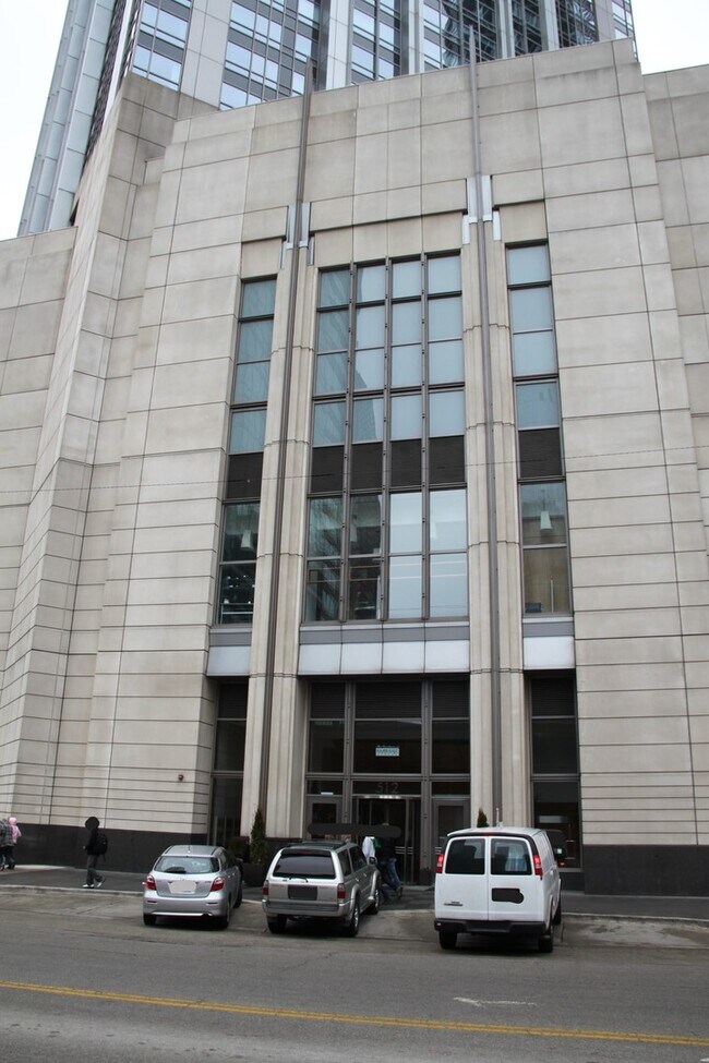 Building Photo - 512 N McClurg Ct