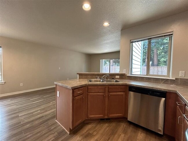 Building Photo - Move-In Ready! 3 Beds 2.5 Baths Townhome with Stainless Steel Appliances, W/D Hookups, and Gas Fo...