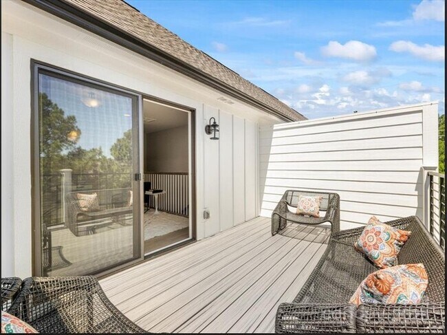 Building Photo - Beautiful and spacious 4-bedroom, 5-bath h...