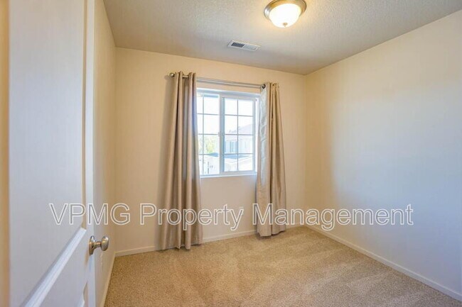 Building Photo - 2116 NE 115th Ct