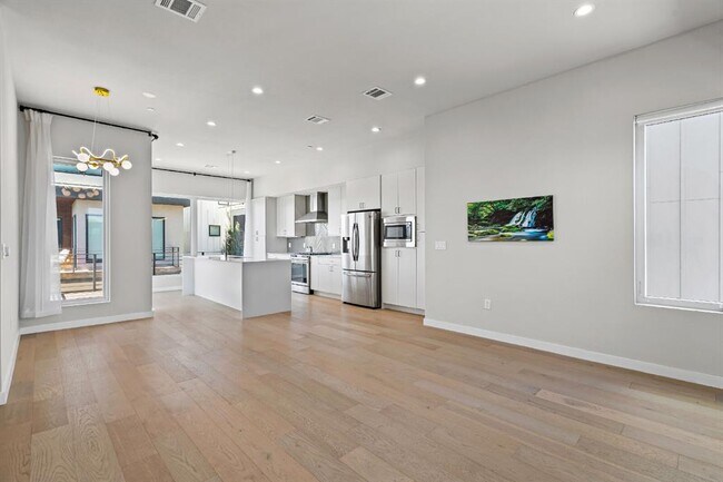 Building Photo - 5605 Sunshine Dr