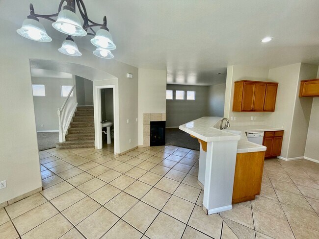Building Photo - Spacious 4 Bedroom