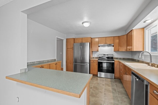 Building Photo - 4-Bedroom Retreat in Medical Lake - 2 Baths & 2,454 Sq/Ft Half Month Rent Free!