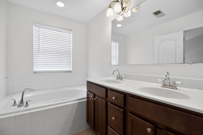 Building Photo - 2864 Hedgerow Pl