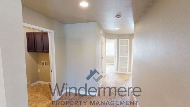 Building Photo - 808 NE Bunky Ln