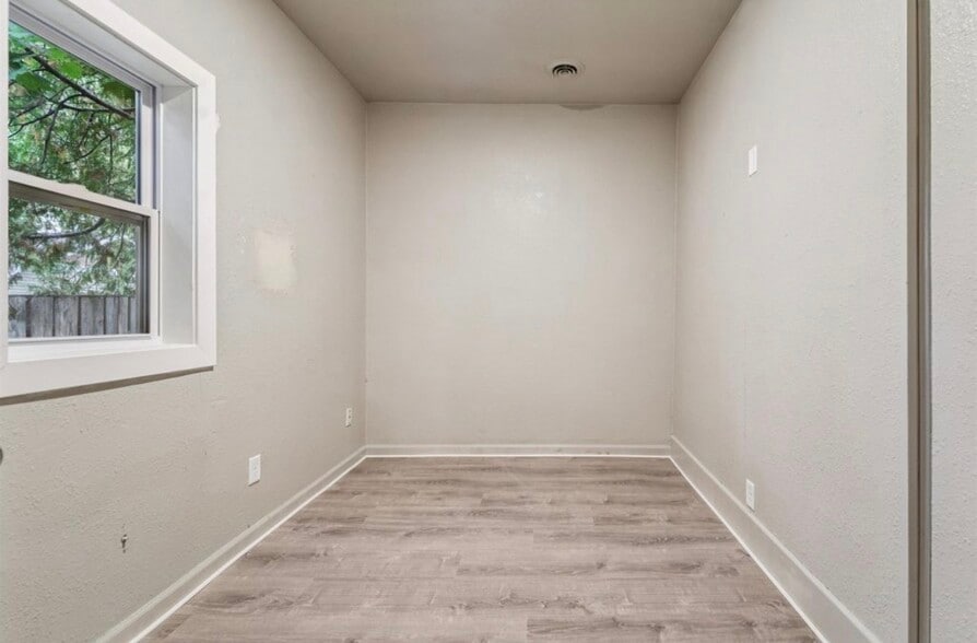 Bed 2 - 200 W Beacon Ave